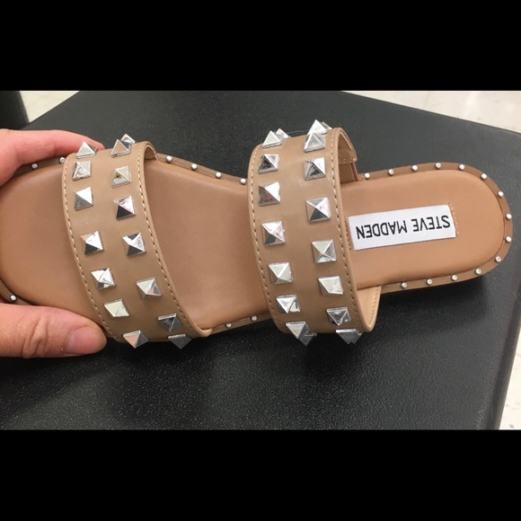 🤎Steve Maddens Nude Studded Slip on shoes 🤎 - Picture 8 of 9